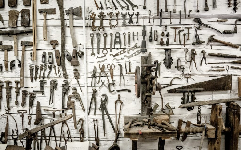 hand tool on wall (Foto: Lachlan Donald via Unsplash)